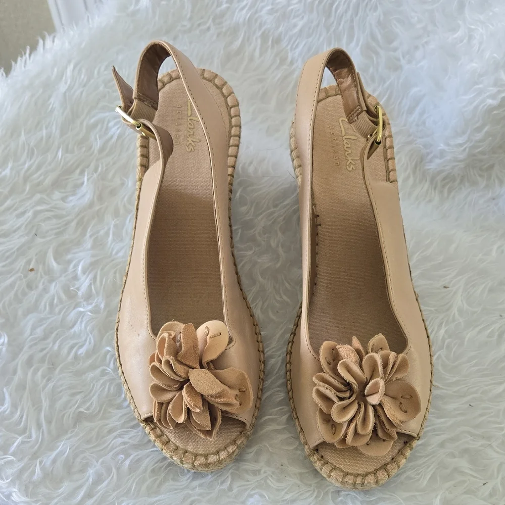 Clarks Artisan Beige Leather Flower Espadrille Sandals – Women’s US 7 / EU 37.5‎